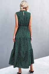 Robe imprimée à col montant sans manches avec ceinture et volants